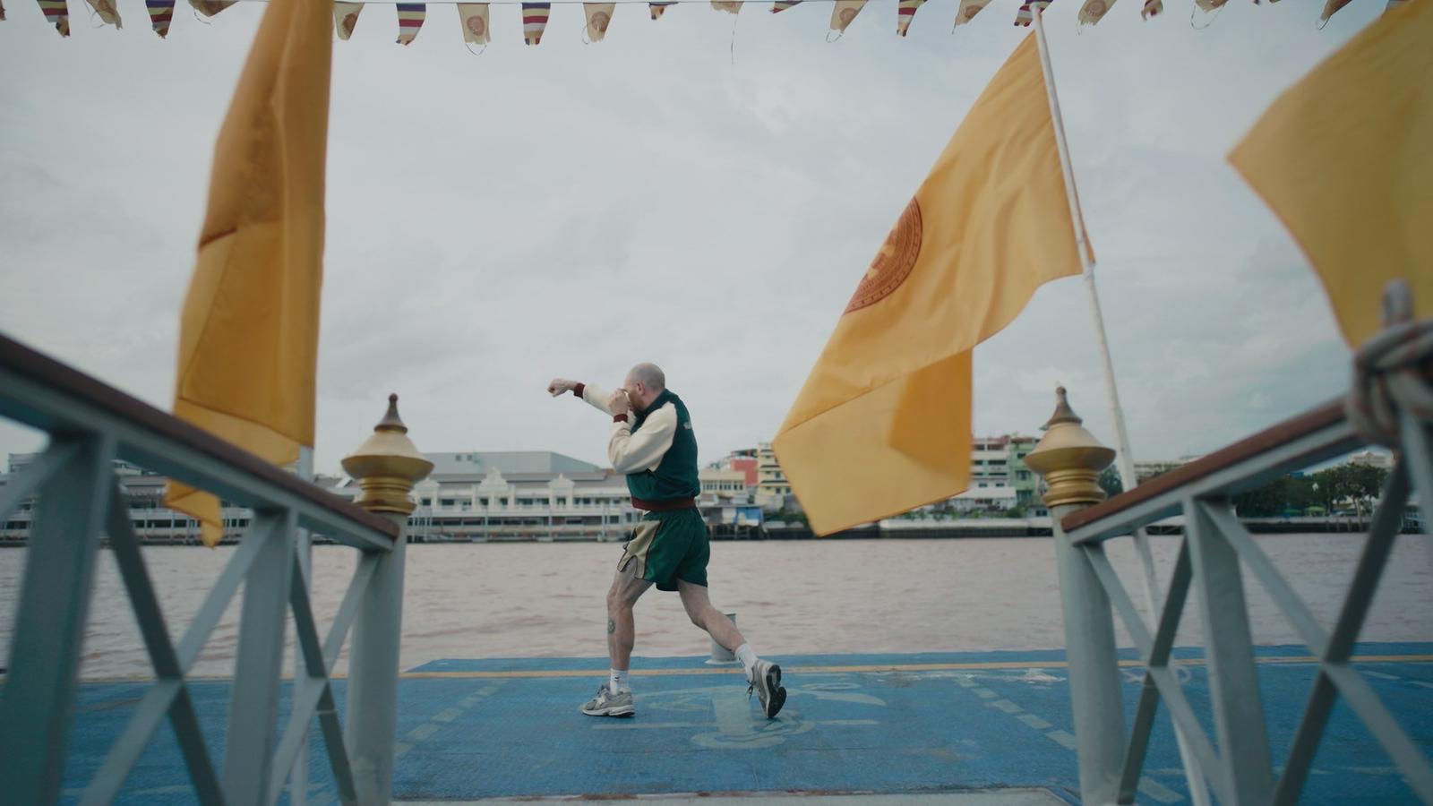 Leopold Prautzsch shadowboxing en Thaïlande